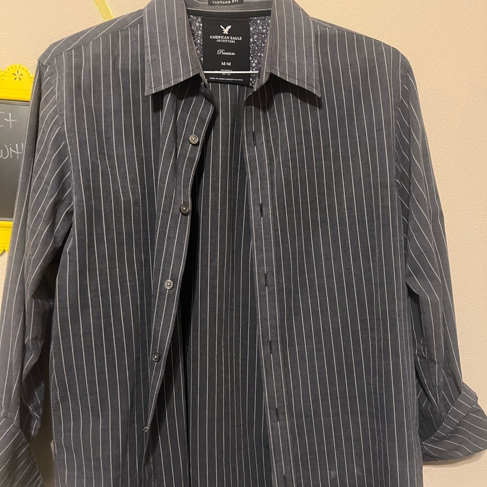 American Eagle medium Mens button down shirt in good condition!